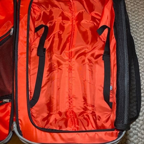 Volcom Roller, Overhead Travel Bag, Gray w/ Volcom Logos - Picture 10 of 12